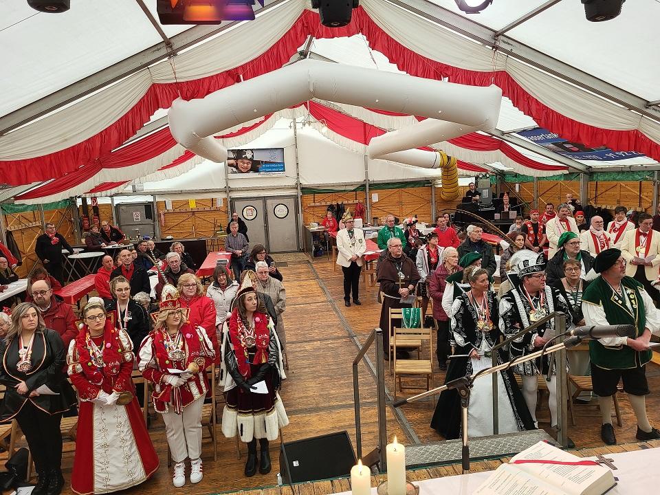 Größtenteils kostümiert oder im närrischen Ornat kamen die Gläubigen zur Mundartmesse ins Holzheimer Festzelt.