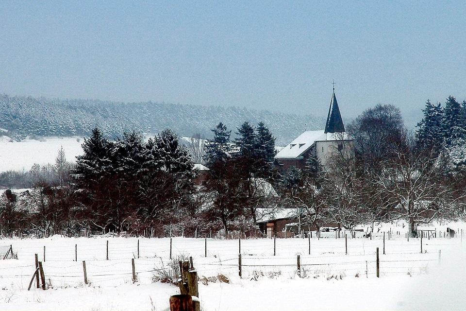 St. Lambertus Holzheim im Winter.