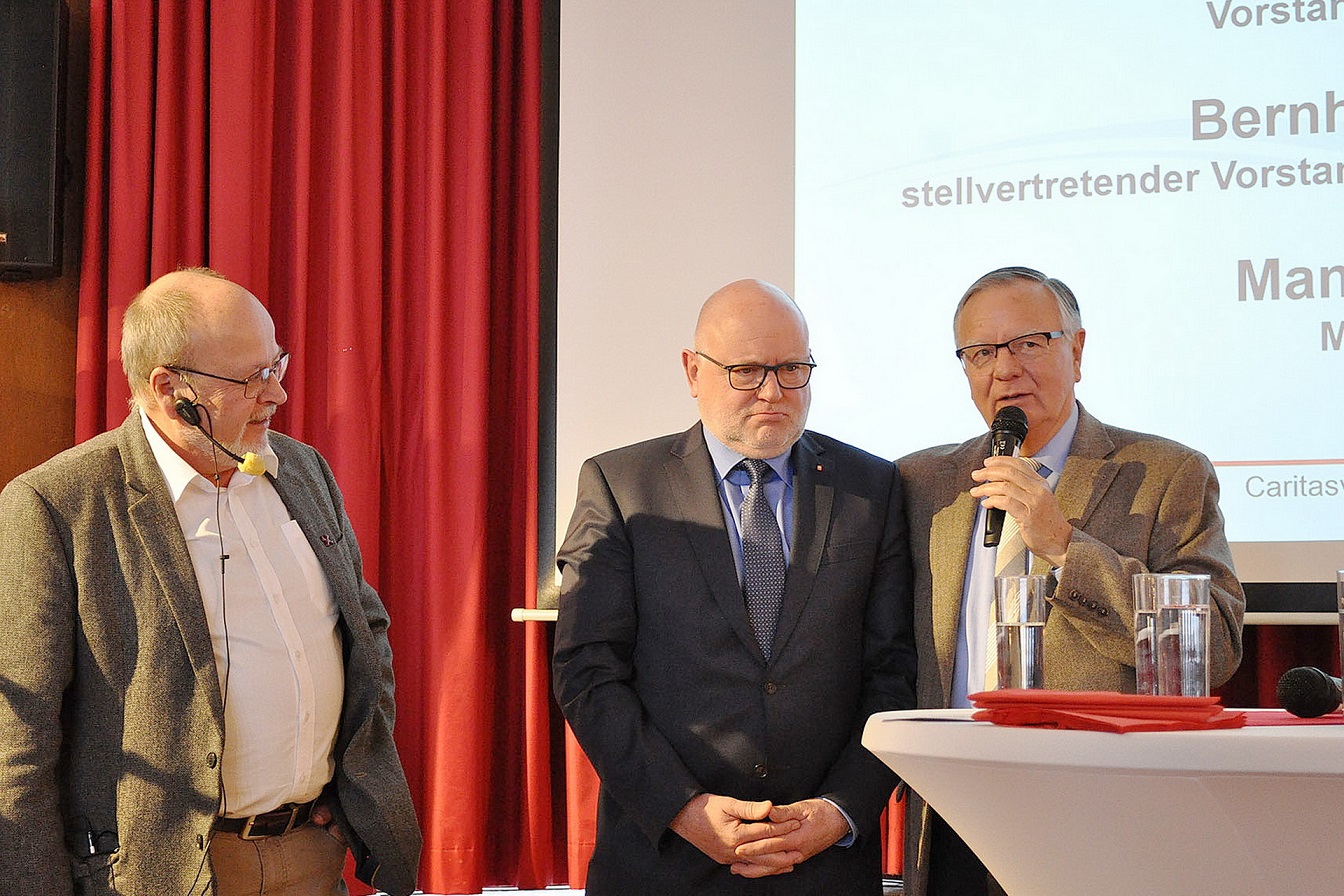 Bei der Wachablösung im Kreis-Caritasverband 2018: Diakon Horst Lennartz (v.r.), sein Vorstandskollege Bernhard Becker und der Moderator, Diakon Manfred Lang. (c) Foto: Mohammed Isso/Caritas/pp/Agentur ProfiPress