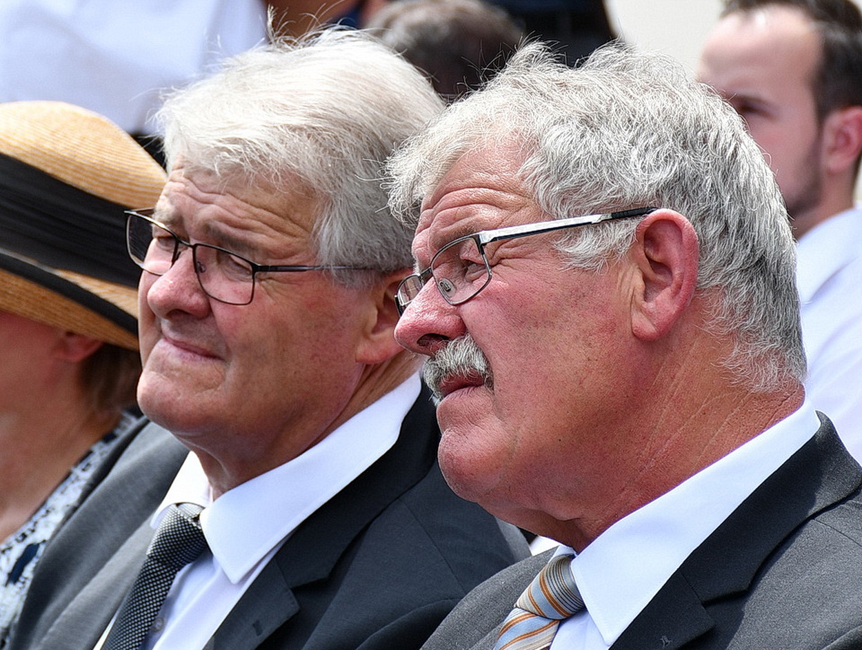 Zwei wie eins: Hubert (l.) und Peter Schilles aus Floisdorf, Landwirte mit Leib und Seele, erfolgreiche Unternehmer, gläubige Christen mit sozialer Kompetenz. Jetzt ist Hubert nach jahrzehntelanger Krankheit im Kreis seiner Familie verstorben. (c) Foto: Manfred Lang/pp/Agentur ProfiPress