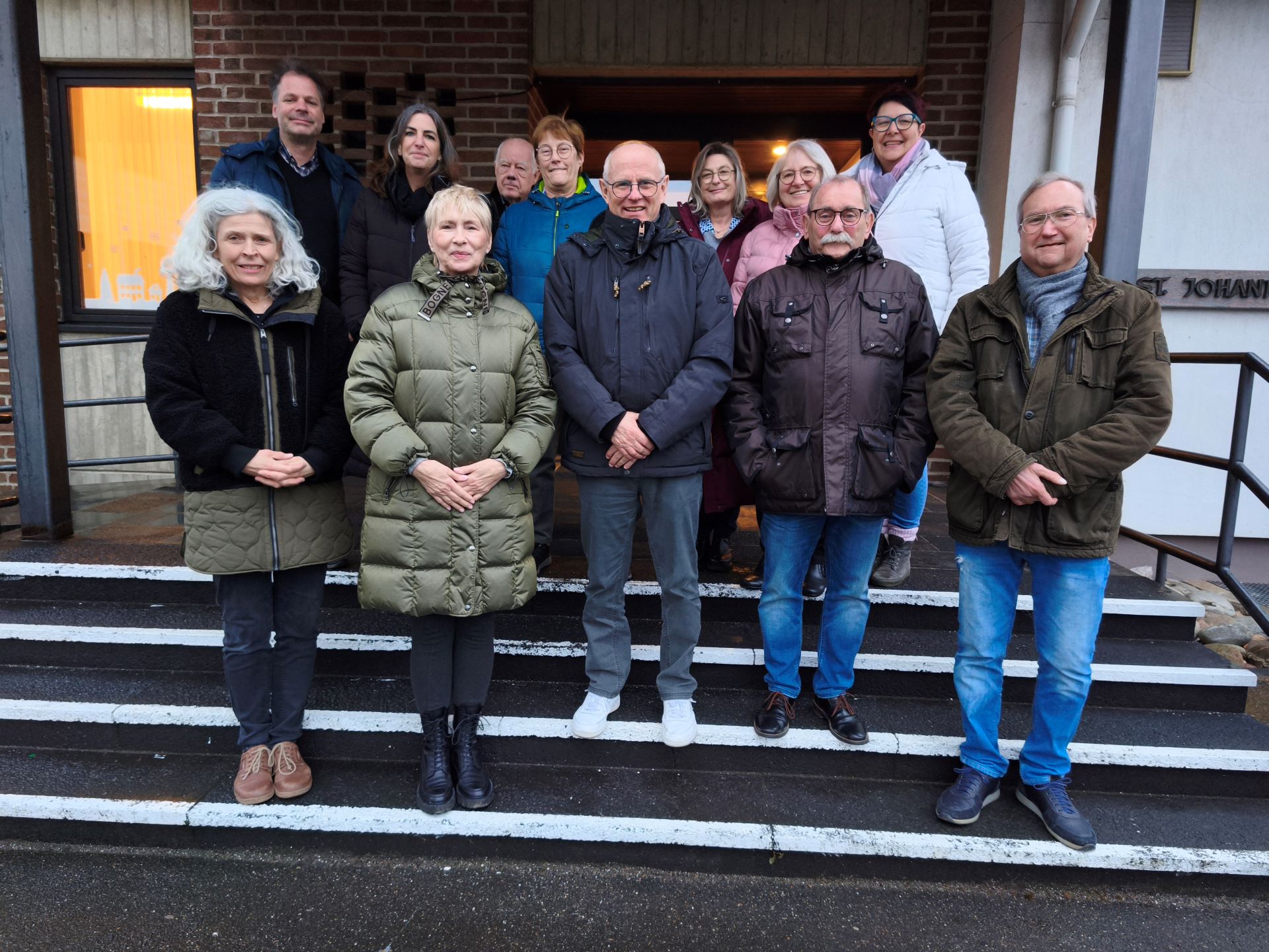 Fröhliche Gesichter beim gemeinsamen Foto nach der offiziellen Spendenübergabe vor dem Johanneshaus. Der nächste „Hüttenzauber“ ist bereits in Planung. (c) Foto: Kerstin Rottland/pp/Agentur ProfiPress