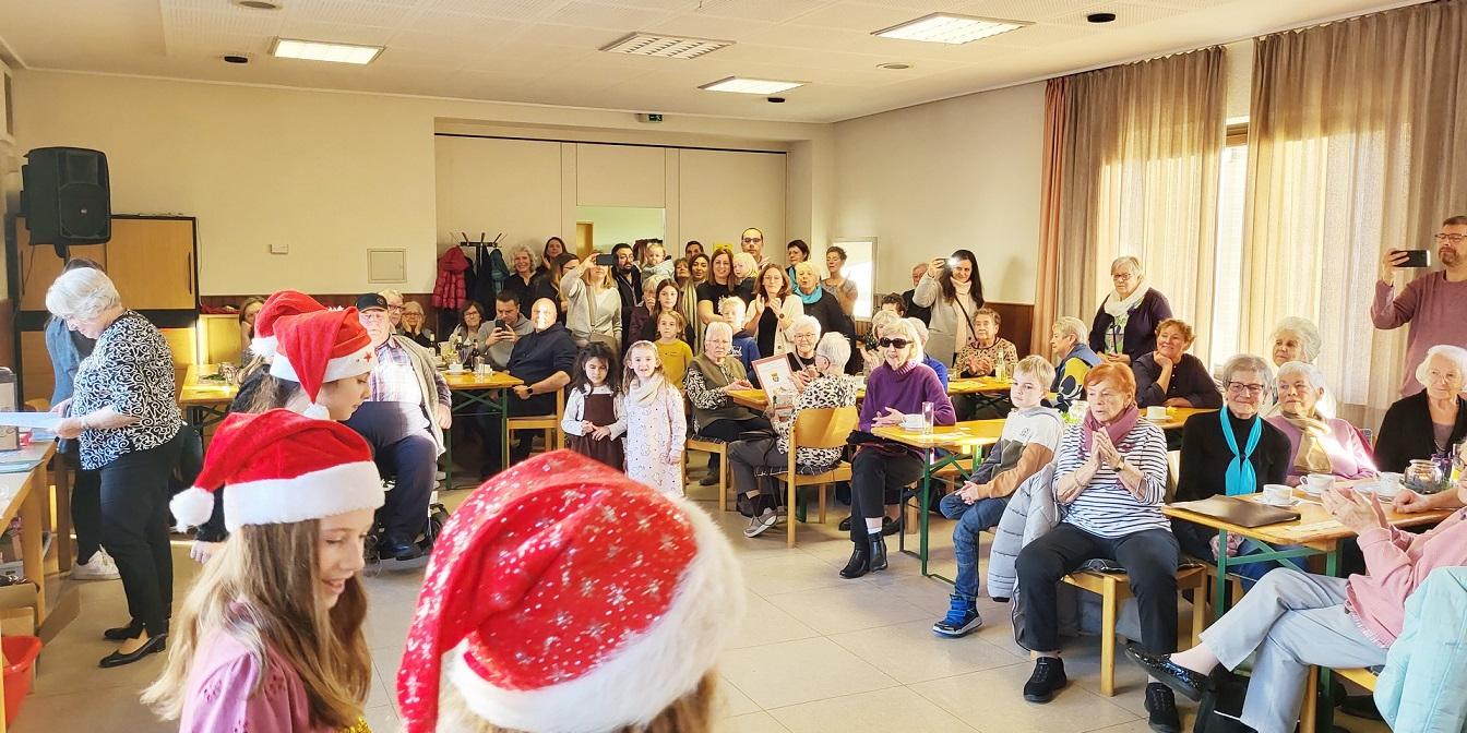 „Der Tanz der jungen Nikoläusinnen“: Aufnahme von einem der „Hüttenzauber“-Veranstaltungen der letzten Jahre. Archivfoto: