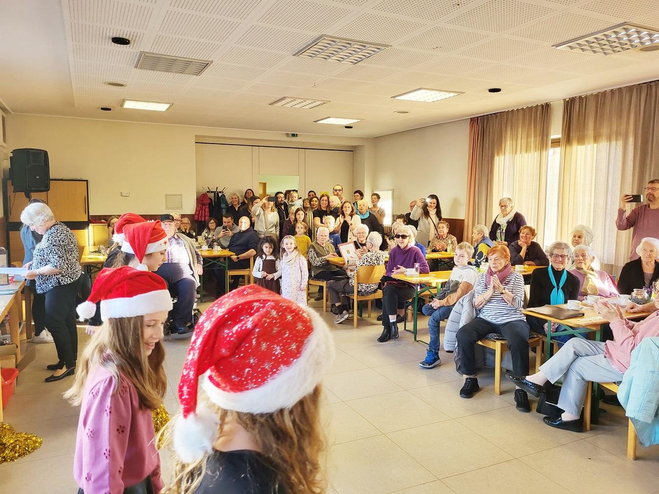 „Der Tanz der jungen Nikoläusinnen“: Aufnahme von einem der „Hüttenzauber“-Veranstaltungen der letzten Jahre.