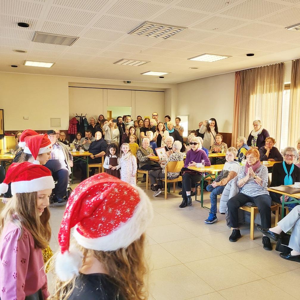 „Der Tanz der jungen Nikoläusinnen“: Aufnahme von einem der „Hüttenzauber“-Veranstaltungen der letzten Jahre. Archivfoto: