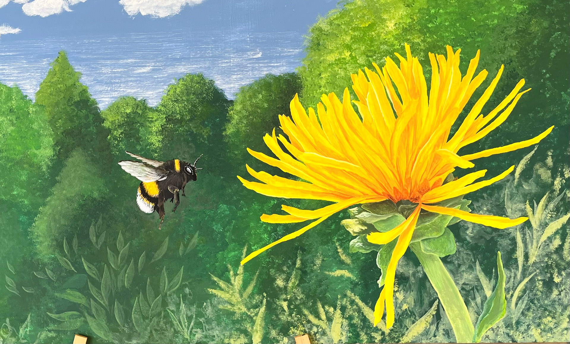 Eine eifrige Hummel mit gelber Blume schmückt mittlerweile einen Flur des Hauses Effata in Blankenheim. Dabei ist das Motiv nicht nur schön, sondern dient auch der Orientierung. (c) Foto: Haus Effata/CIC/pp/Agentur ProfiPress