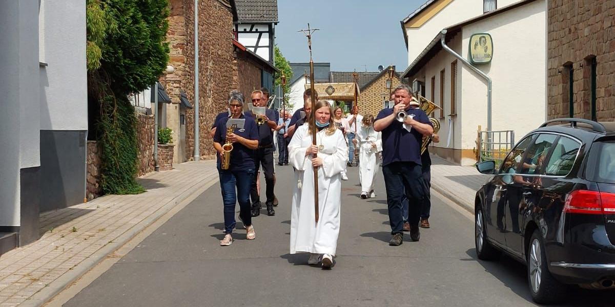 Mit Kirchenmusik durchs Dorf. Der Musikverein Nöthen hat den Gottesdienst und die Prozession musikalisch begleitet.