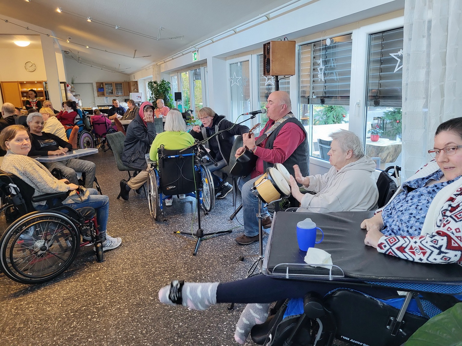 In der Cafeteria der Langzeitpflege Communio in Christo machten es sich am ersten Adventssamstag Bewohner und Angehörige gemütlich. Es gab gute Unterhaltung und kulinarische Köstlichkeiten. (c) Foto: Manfred Lang/pp/Agentur ProfiPress