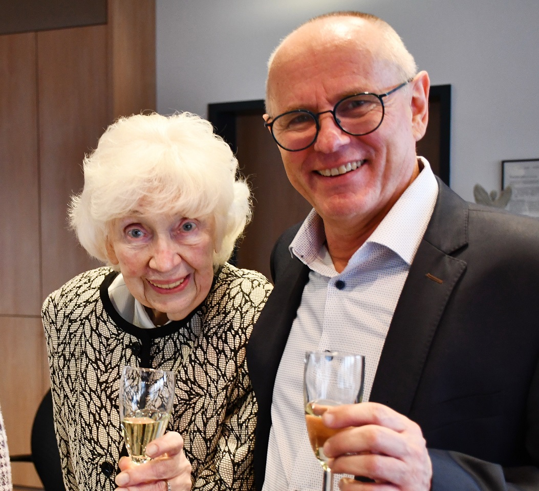 Auf ihren 90. Geburtstag stieß Stiftungsvorsitzender Ralf Claßen mit der Erststifterin der gemeinnützigen Mechernich-Stiftung, Inge Eich, an. (c) Foto: Manfred Lang/pp/Agentur ProfiPress