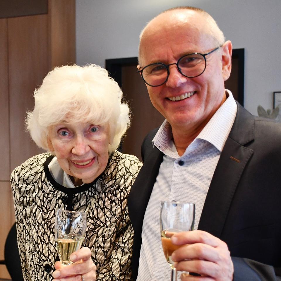 Auf ihren 90. Geburtstag stieß Stiftungsvorsitzender Ralf Claßen mit der Erststifterin der gemeinnützigen Mechernich-Stiftung, Inge Eich, an.