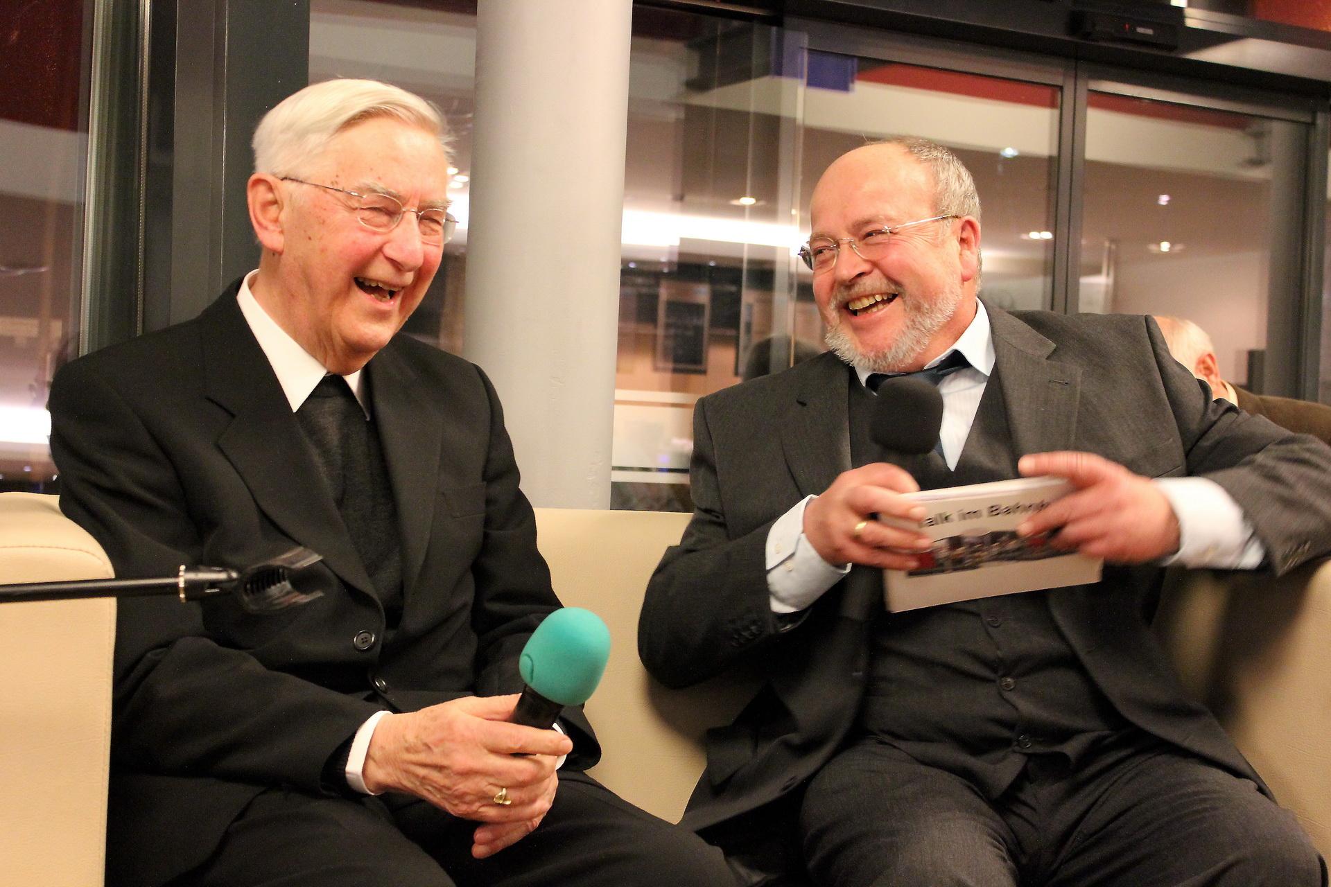 Unvergessen ist Weihbischof Karl Regers Gespräch mit Diakon und Moderator Manfred Lang beim „Talk in Bahnhof!“ in Mechernich. Der ehemalige Bauernsohn aus der Eifel faszinierte die Menschen mit seiner Lebensfreude und seinem Glauben.