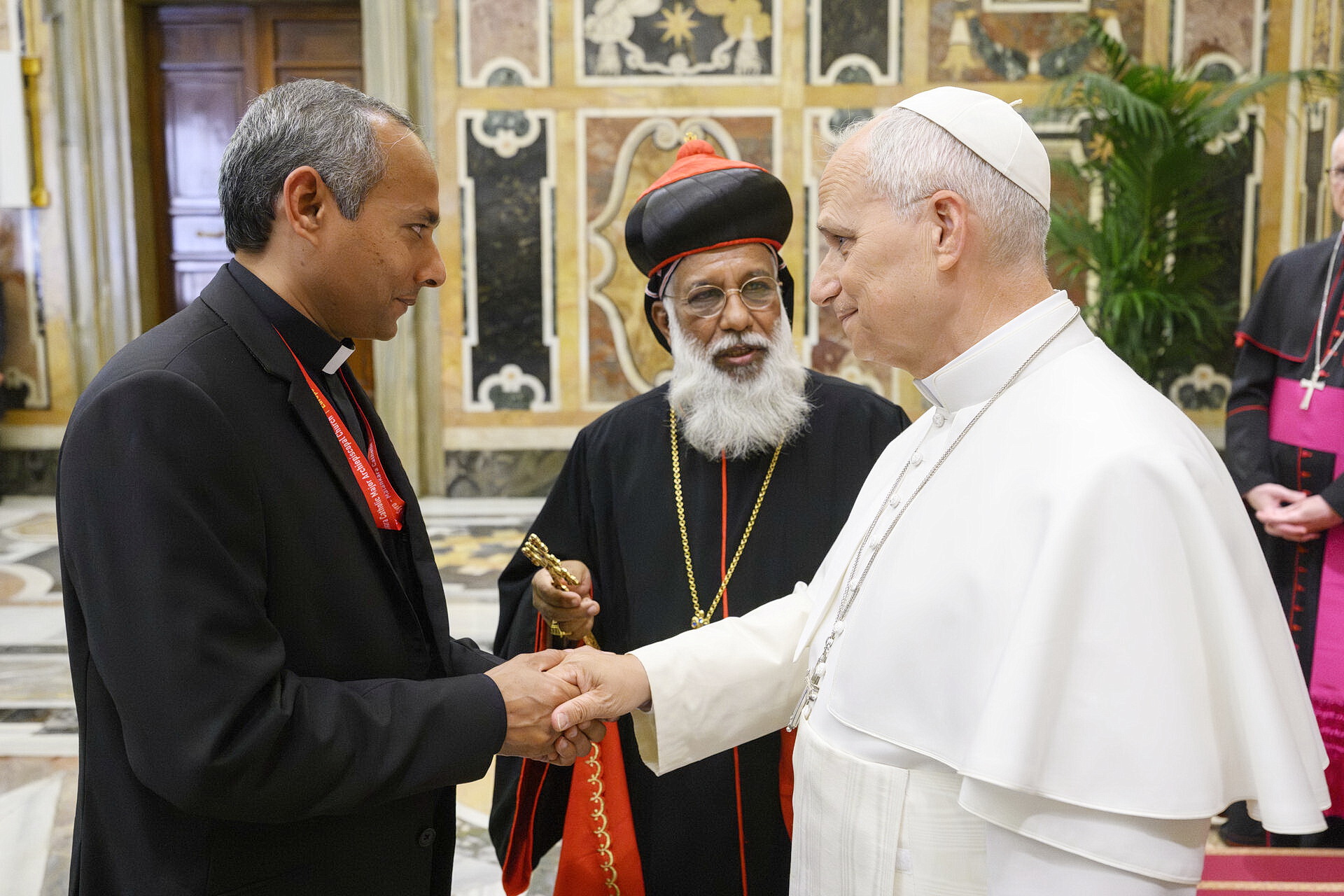 15. Juni im Vatikan: Papst Leo XIV. (v.r.) begegnet Kardinal Baselios Mar Cleemis, dem Katholikos und Großerzbischof der syro-malankarisch-katholischen Kirche, und Father Jaison Thazhathil, dem Generalsuperior des Ordo Communionis in Christo in Mechernich. (c) Foto: Privat/pp/Agentur ProfiPress