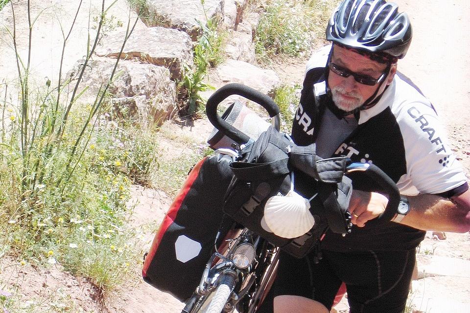 Wer sein Fahrrad liebt, schiebt – besonders an Steilhängen: Jakobspilger Robert Ohlerth 2014 auf dem portugiesischbn „Camino“ zum Apostelgrab in Santiago de Compostela.