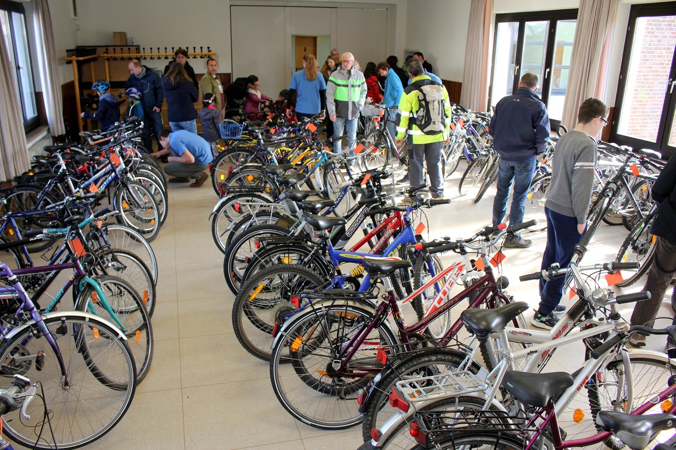 Beginn an war der Rädermarkt gut besucht. Fast alle der über 100 Fahrräder wurden verkauft. (c) Thomas Schmitz/pp/Agentur ProfiPress