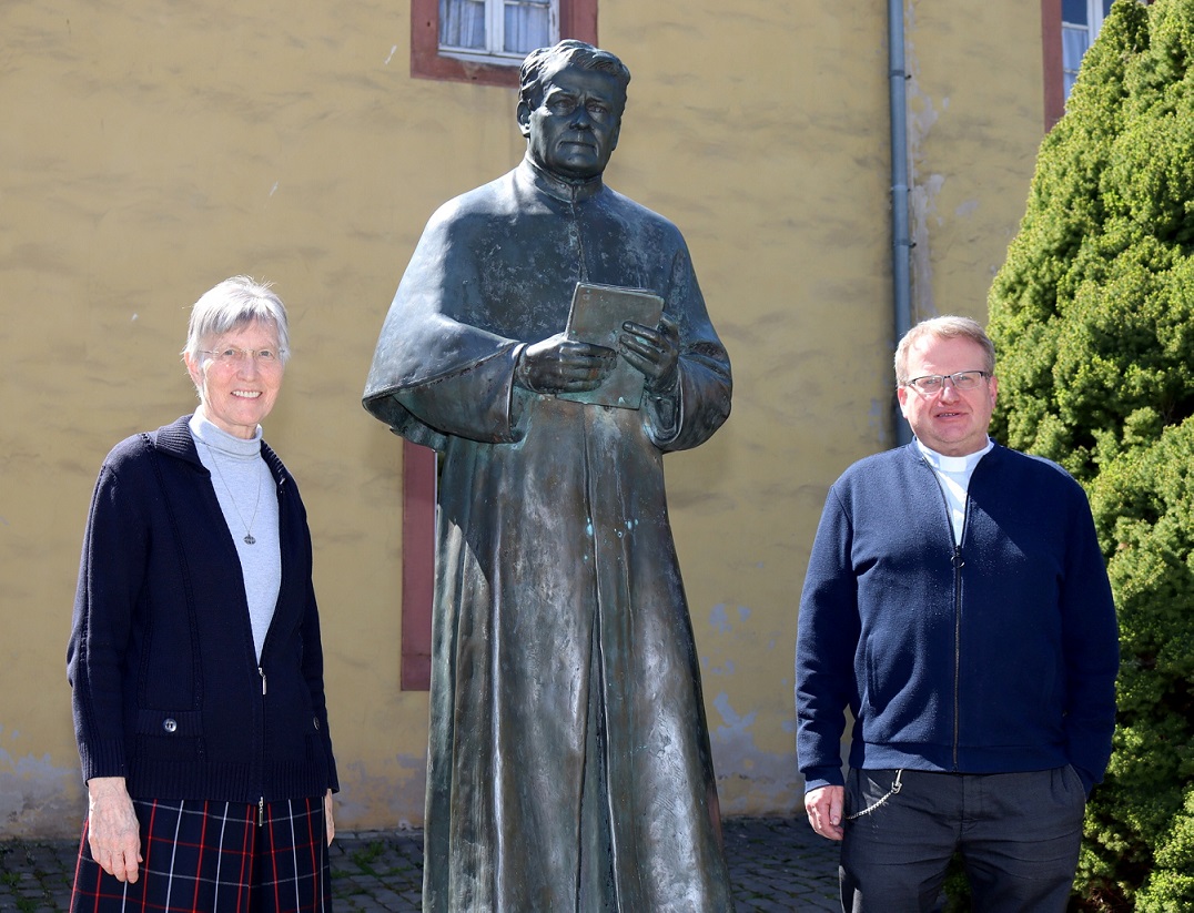Pater Lambertus Schildt und Schwester Helene Engelmayer neben der Statue von Pater Jordan vor dem alten Gästehaus in Steinfeld. (c) Thomas Schmitz/pp/Agentur ProfiPress