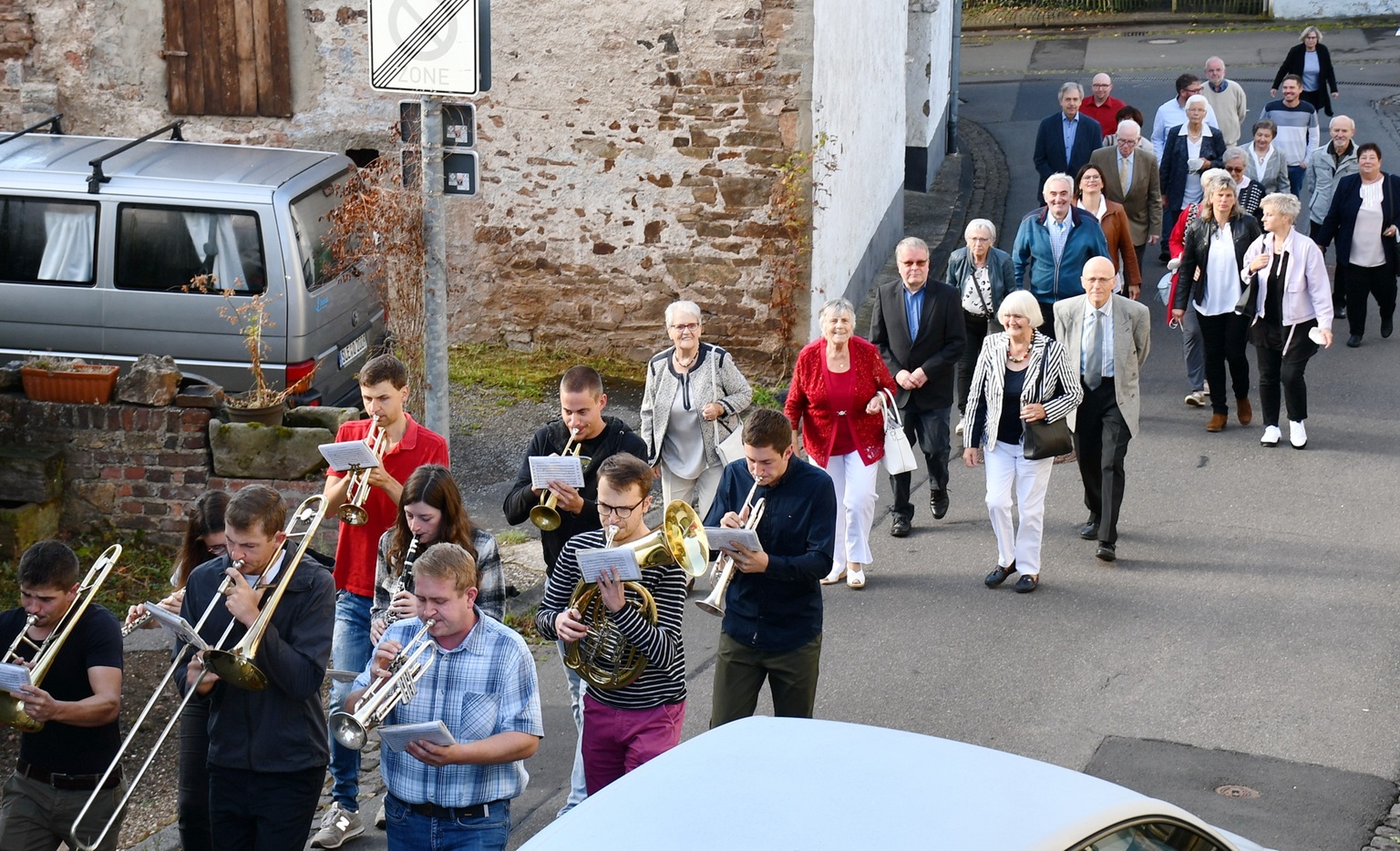 Zur Jubiläumskommunion 2026 werden in Kallmuth wieder zahlreiche ehemalige Erstkommunionkinder aus dem gesamten Pastoralen Raum St. Barbara Mechernich erwartet. Die Feier in der Pfarr- und Wallfahrtskirche St. Georg hat im Ort eine lange Tradition, hier ein Bild von der Prozession vom Bürgerhaus Alte Schule zur Kirche aus dem Jahr 2022. (c) Archivfoto: Manfred Lang/pp/Agentur ProfiPress