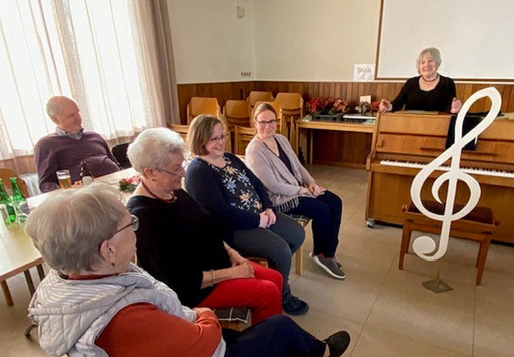 Ursula Koch, die Vorsitzende des Mechernicher Kirchenchores „Cäcilia“, gratuliert (vorne v.l.) Anneliese Nelles, Ursula Holzheim, Carina Schmitz und Svenja Uphoff. Im Hintergrund Franz-Josef Kremer. (c) Foto: Privat/pp/Agentur ProfiPress