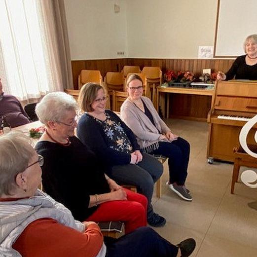 Ursula Koch, die Vorsitzende des Mechernicher Kirchenchores „Cäcilia“, gratuliert (vorne v.l.) Anneliese Nelles, Ursula Holzheim, Carina Schmitz und Svenja Uphoff. Im Hintergrund Franz-Josef Kremer.