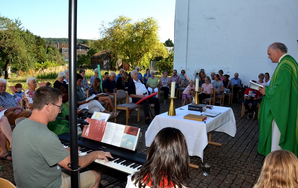 Begleitet wurde die Feier musikalisch per Keyboard. (c) Foto: Henri Grüger/pp/Agentur ProfiPress