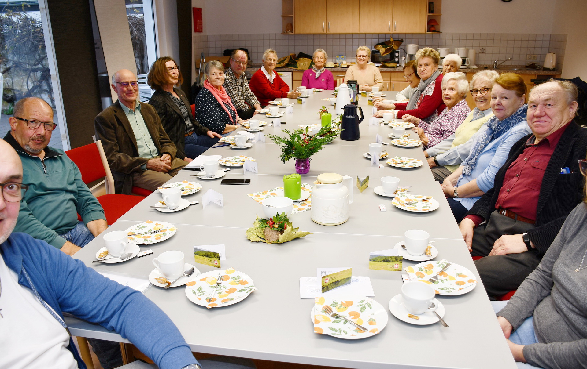 Gutgelaunt setzten sich die Teilnehmer/innen der Kleinen Offenen Tür für Erwachsene in Mechernich zur gemütlichen Kaffee- und Erzählrunde bei der Caritas zusammen. (c) Foto: Manfred Lang/pp/Agentur ProfiPress