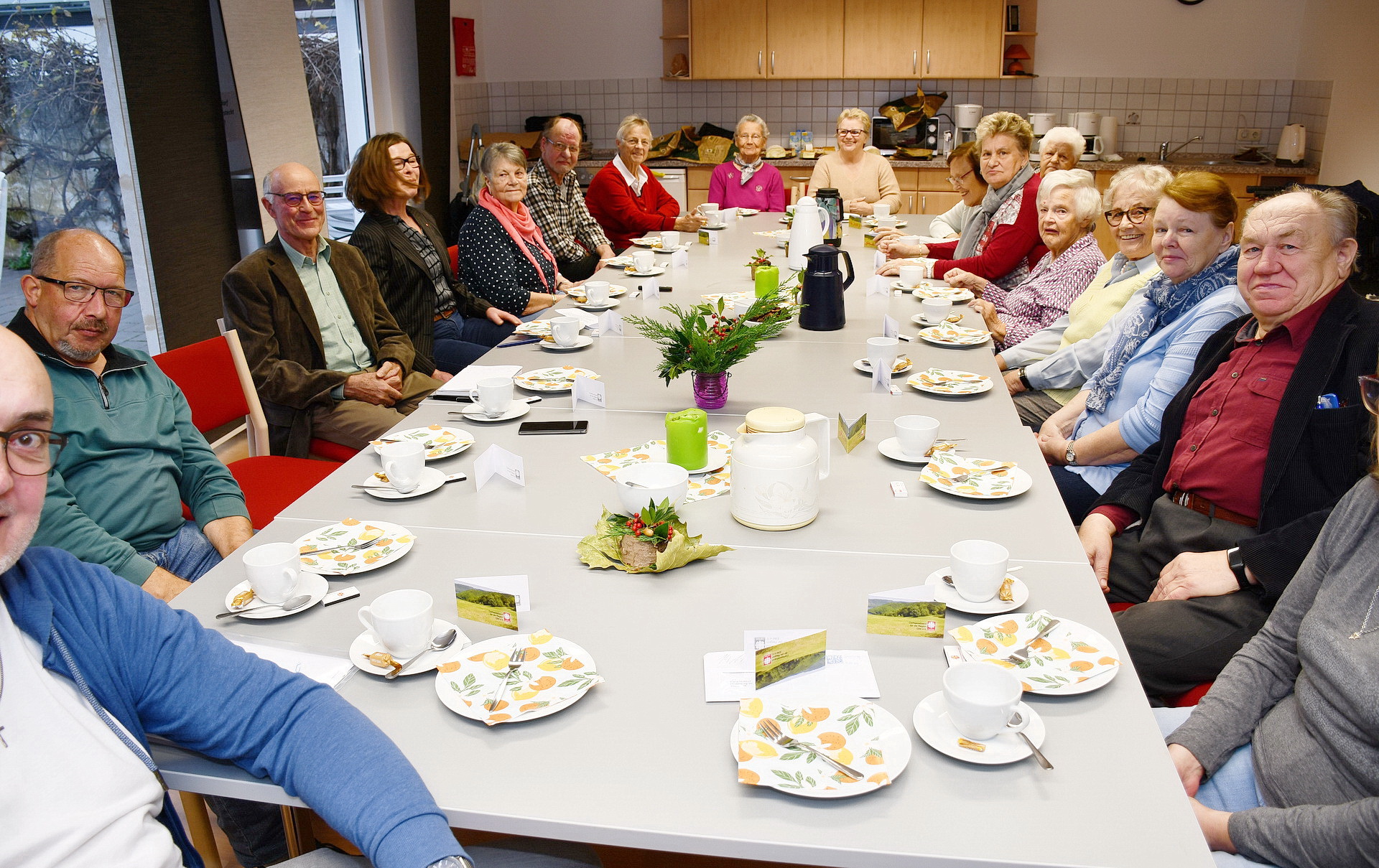 Teilnehmer/innen der „Kleinen Offenen Tür für Erwachsene“ in den Räumen der Caritas an der Weierstraße 25 bei Kaffee und Gesprächen. Am Montag, 17. August, ist der Treffpunkt wieder von 15 bis 18 Uhr geöffnet. (c) Archivfoto: Manfred Lang/pp/Agentur ProfiPress