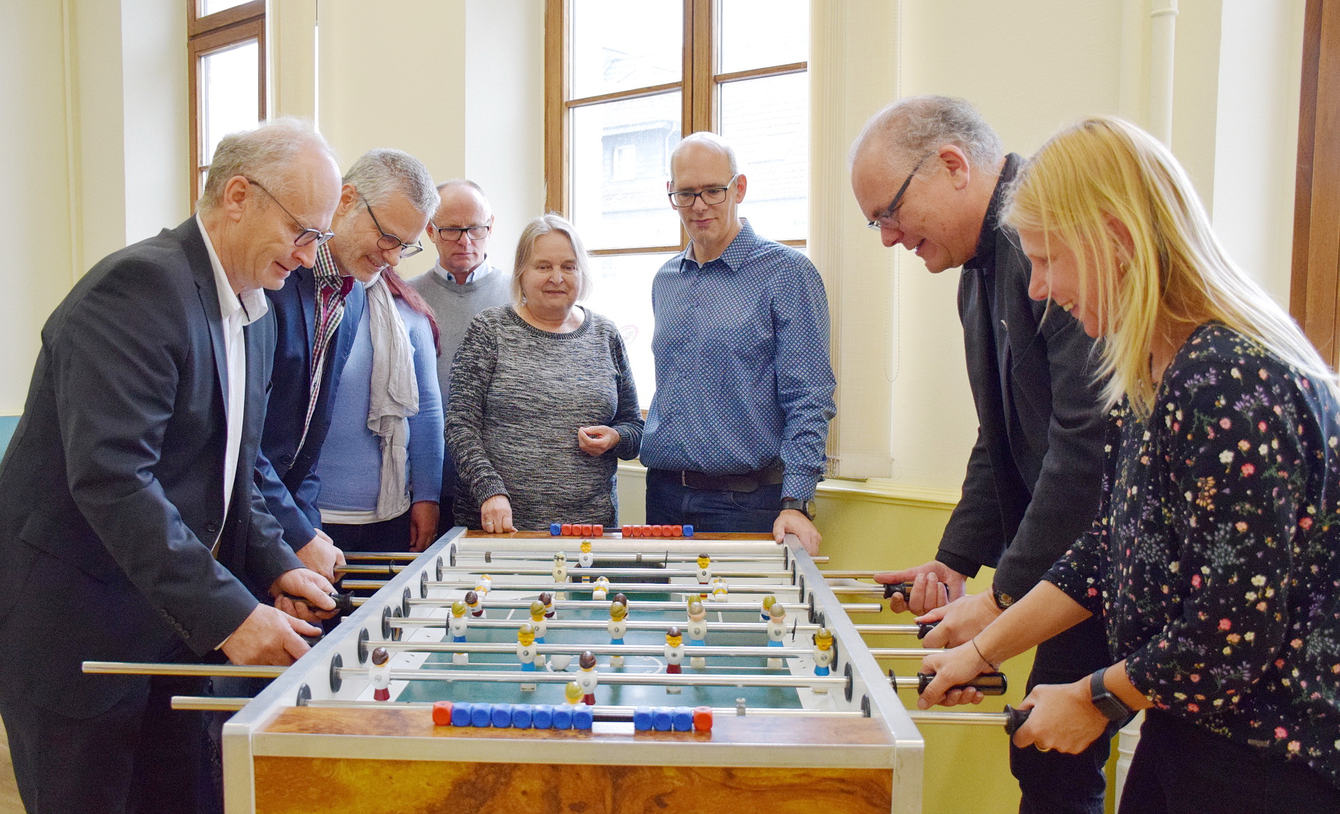 In der Kleinen Offenen Tür von Stadt und Kirche gehts rund, nicht nur beim Kickerspiel der Offiziellen bei der Eröffnung, links Bürgermeister Dr. Hans-Peter Schick, rechts K.O.T.-Leiterin Anja Lehmann und Pfarrer Erik Pühringer. (c) Archivfoto: pp/Agentur ProfiPress