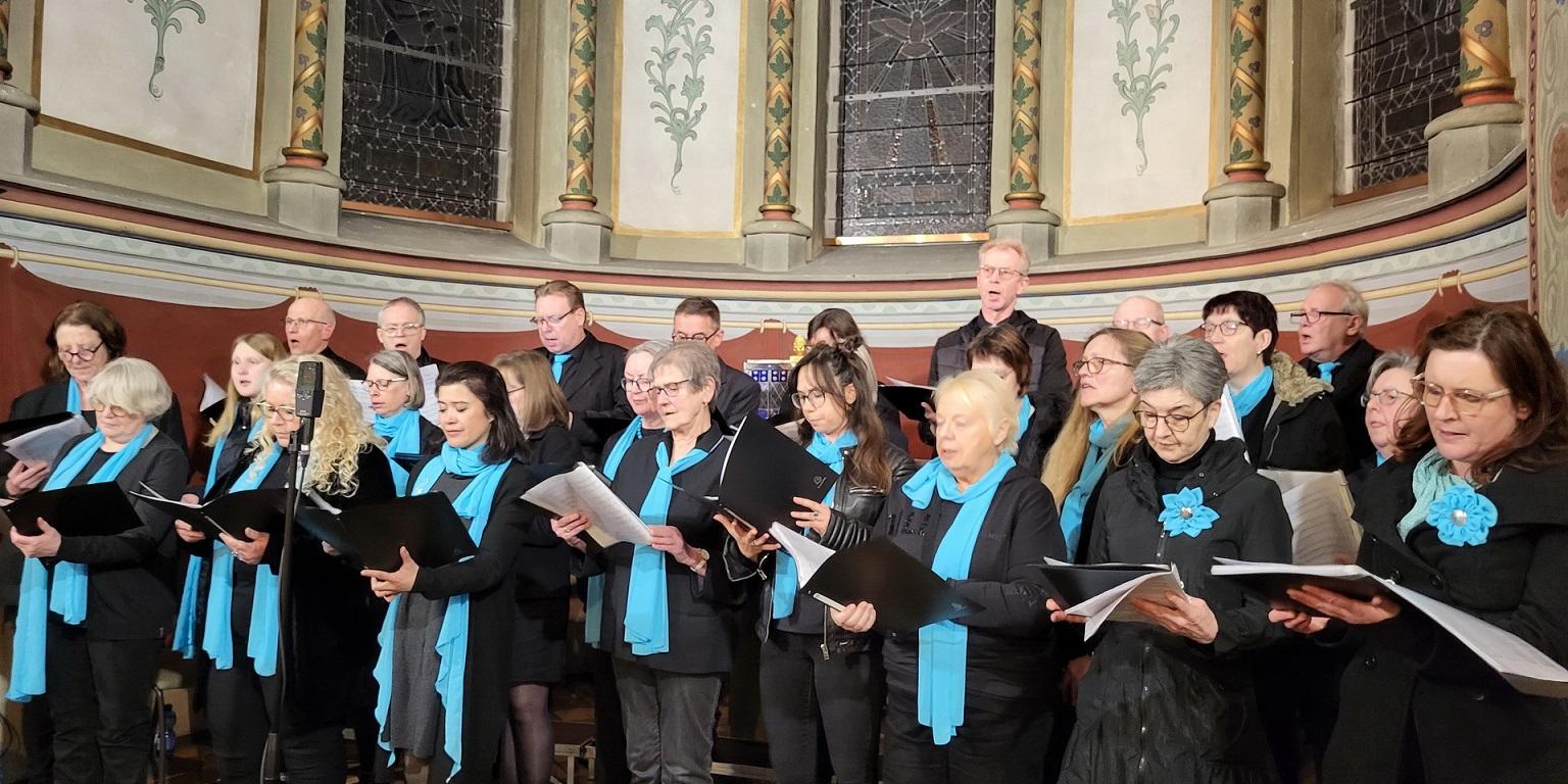 Der abendliche Gottesdienst mit Pfarrer Erik Pühringer wird vom Chor „Kakus Vokale“ unter der Leitung von Uli Schneider musikalisch begleitet.