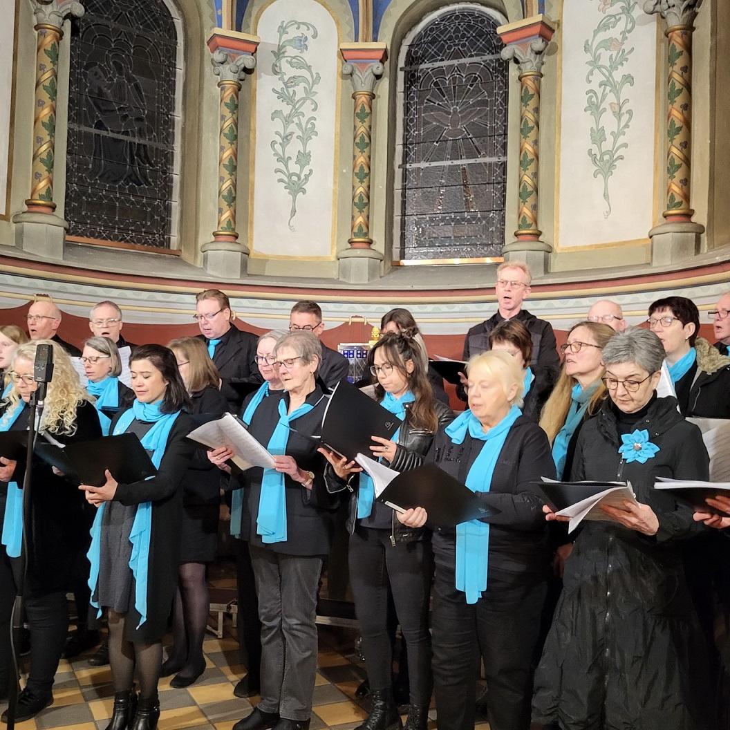Der abendliche Gottesdienst mit Pfarrer Erik Pühringer wird vom Chor „Kakus Vokale“ unter der Leitung von Uli Schneider musikalisch begleitet.