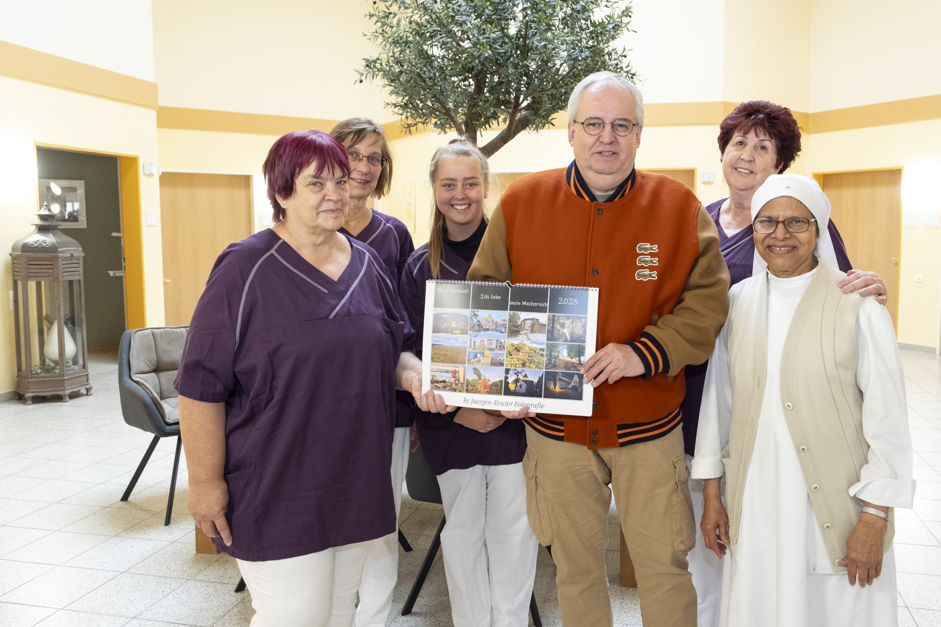 Strahlende Gesichter: Jürgen Reuter hat erneut seine Mechernich-Kalender an die Hospiz-Mitarbeiterinnen Barbara Massong (v.l.), Ingrid Brehm-Möbus, Tatjana Falkenberg, Adelheid Beyer und Schwester Rose übergeben. (c) Foto: Larmann/pp/Agentur ProfiPress