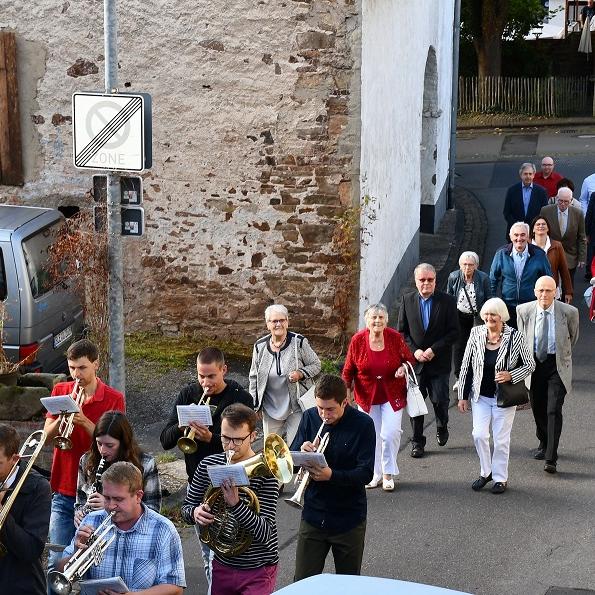 Ein Teil der knapp 30 Jubelkommunionkinder vom 4. September zieht hinter dem Musikverein Kallmuth unter der Leitung von Martin Stoffels zur Pfarrkirche St. Georg.