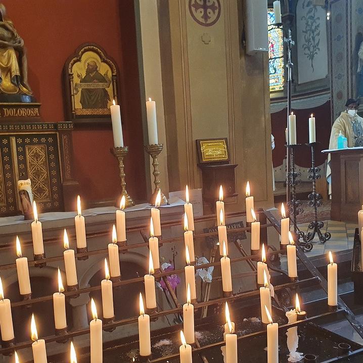 Zahlreiche Kerzen entzündeten die Gläubigen vor dem Gnadenbild der Schmerzhaften Mutter von Kallmuth.