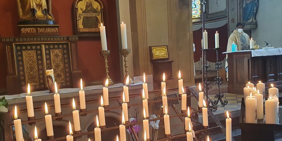 Zahlreiche Kerzen entzündeten die Gläubigen vor dem Gnadenbild der Schmerzhaften Mutter von Kallmuth.