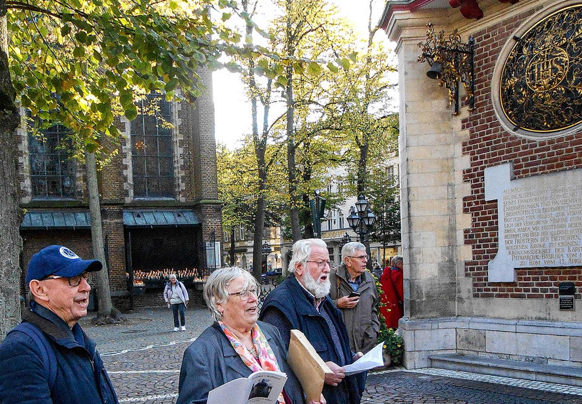 Mechernicher Pilger vor der Gnadenkapelle. (c) Foto: privat/pp/Agentur ProfiPress