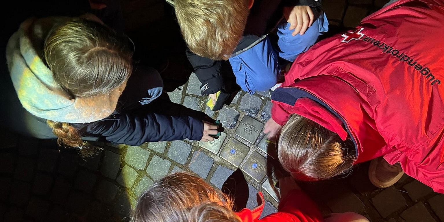 Kinder und Jugendliche des Mechernicher Jugendrotkreuzes (JRK) putzten am Vorabend des Gedenkens an die Reichspogromnacht 1938 über 60 Stolpersteine im Stadtgebiet, die an vertriebene und ermordete jüdische Mitbürger erinnern.