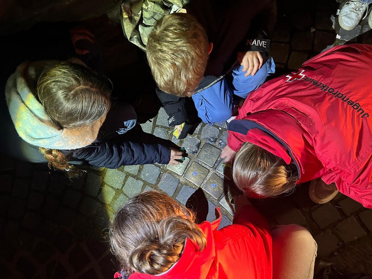 Kinder und Jugendliche des Mechernicher Jugendrotkreuzes (JRK) putzten am Vorabend des Gedenkens an die Reichspogromnacht 1938 über 60 Stolpersteine im Stadtgebiet, die an vertriebene und ermordete jüdische Mitbürger erinnern.