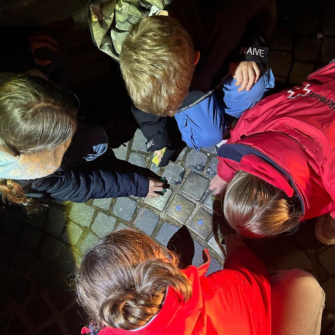 Kinder und Jugendliche des Mechernicher Jugendrotkreuzes (JRK) putzten am Vorabend des Gedenkens an die Reichspogromnacht 1938 über 60 Stolpersteine im Stadtgebiet, die an vertriebene und ermordete jüdische Mitbürger erinnern.