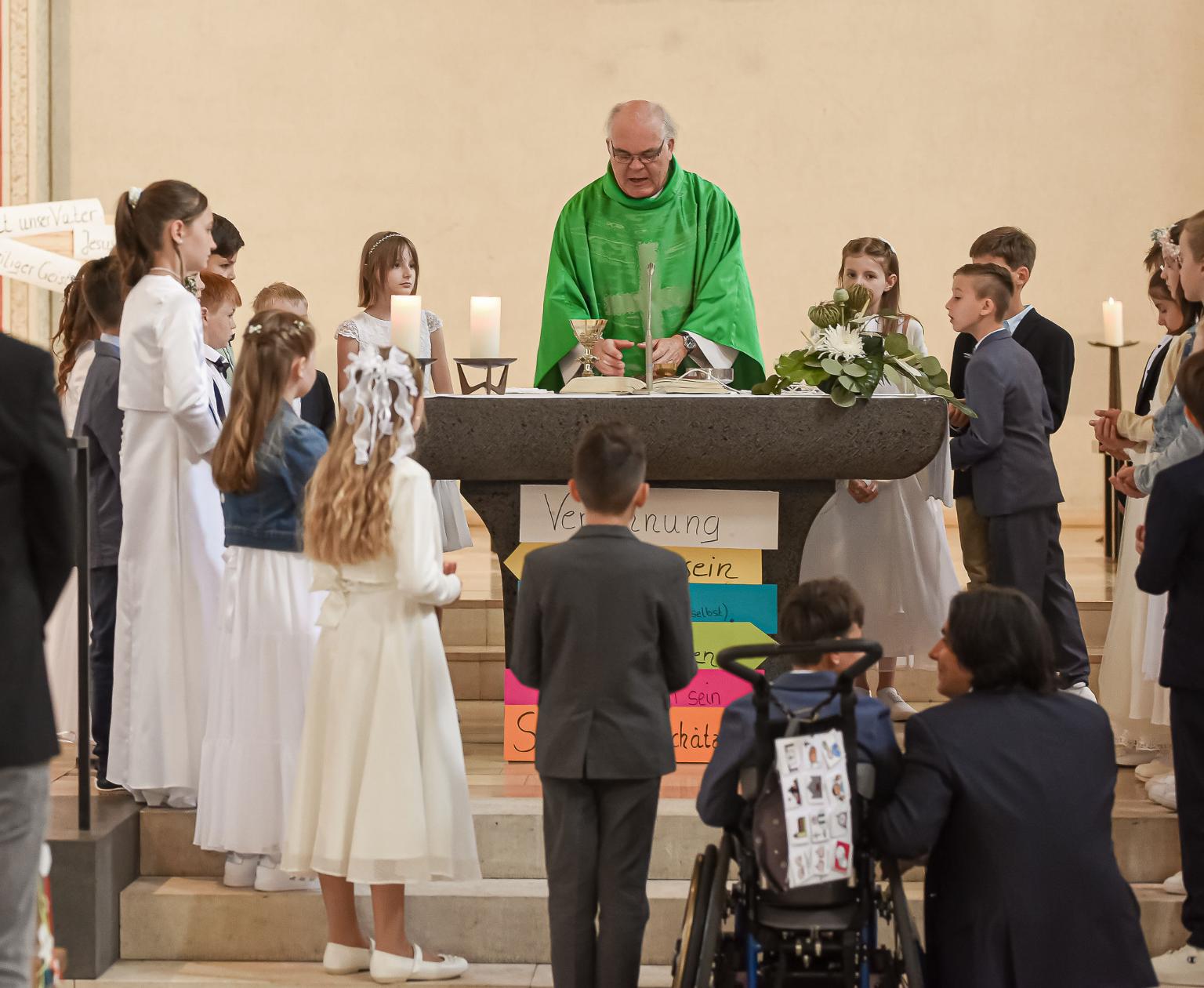 Kinder um den Altar (c) Judith Schüller