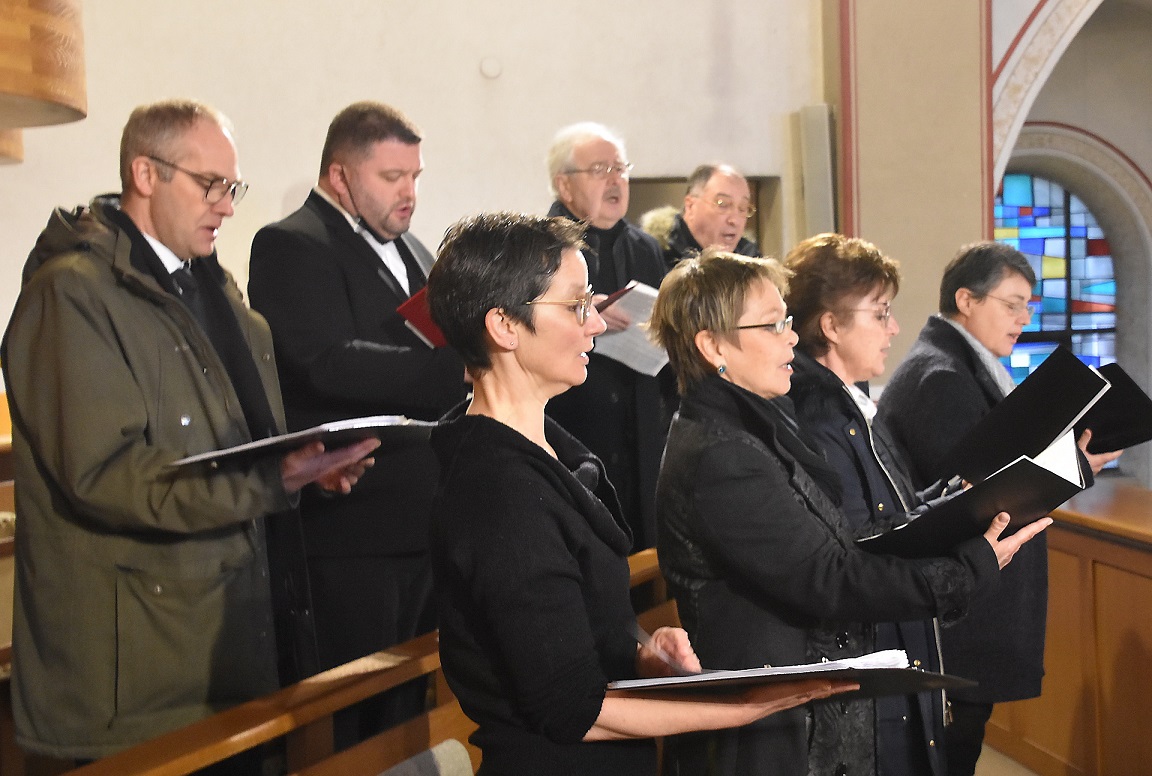 Eine besondere Atmosphäre in der Mechernicher Pfarrkirche schuf die musikalische Begleitung des Gottesdienstes durch die Sängerinnen und Sänger des Blankenheimer Chores und des ehemaligen Lommersdorfer Chores. (c) Sabine Roggendorf/pp/Agentur ProfiPress