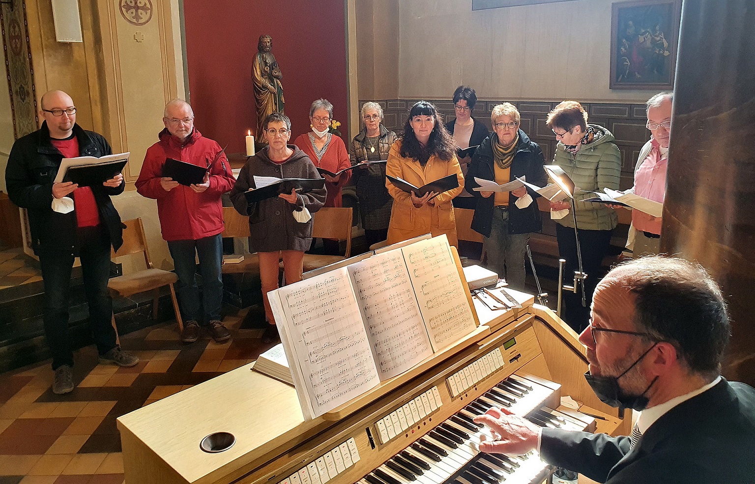 Musikalisch auf Weihnachten einstimmen will der von Stefan Weingartz geleitete Kirchenchor St. Cäcilia Kallmuth am Sonntag, 15. Dezember, ab 16 Uhr in der Kallmuther Kirche. (c) Manfred Lang/pp/Agentur ProfiPress