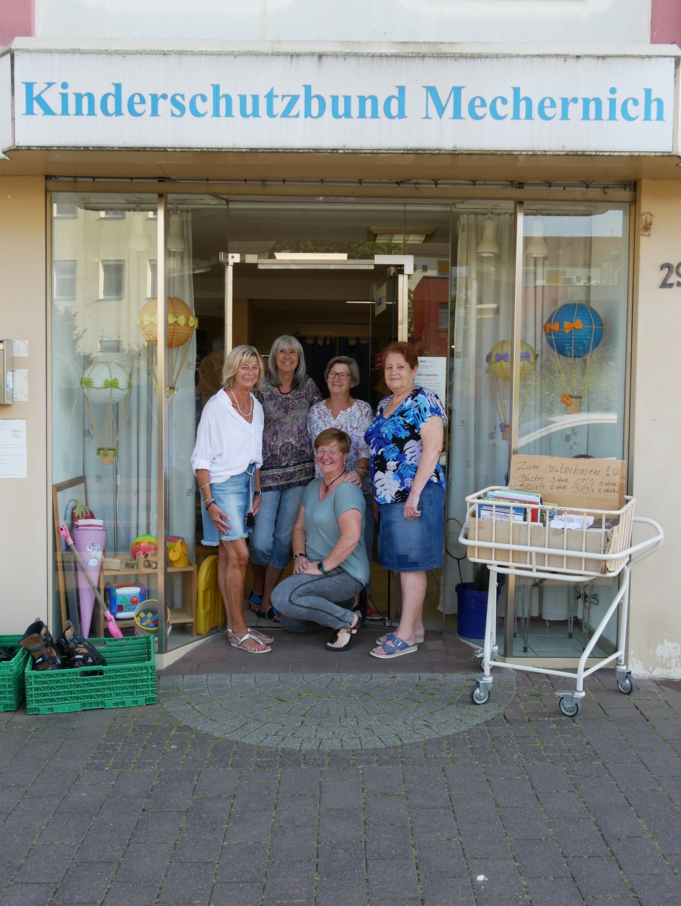 Umzug nach nebenan: Vom alten Standort an der Bahnstraße 29 wechselt der Kleiderladen des Kinderschutzbundes bald in die Bahnstraße 27. Das alte Team verabschiedet sich, ein neues wird dringend gesucht. (c) Foto: Kinderschutzbund/pp/Agentur ProfiPress