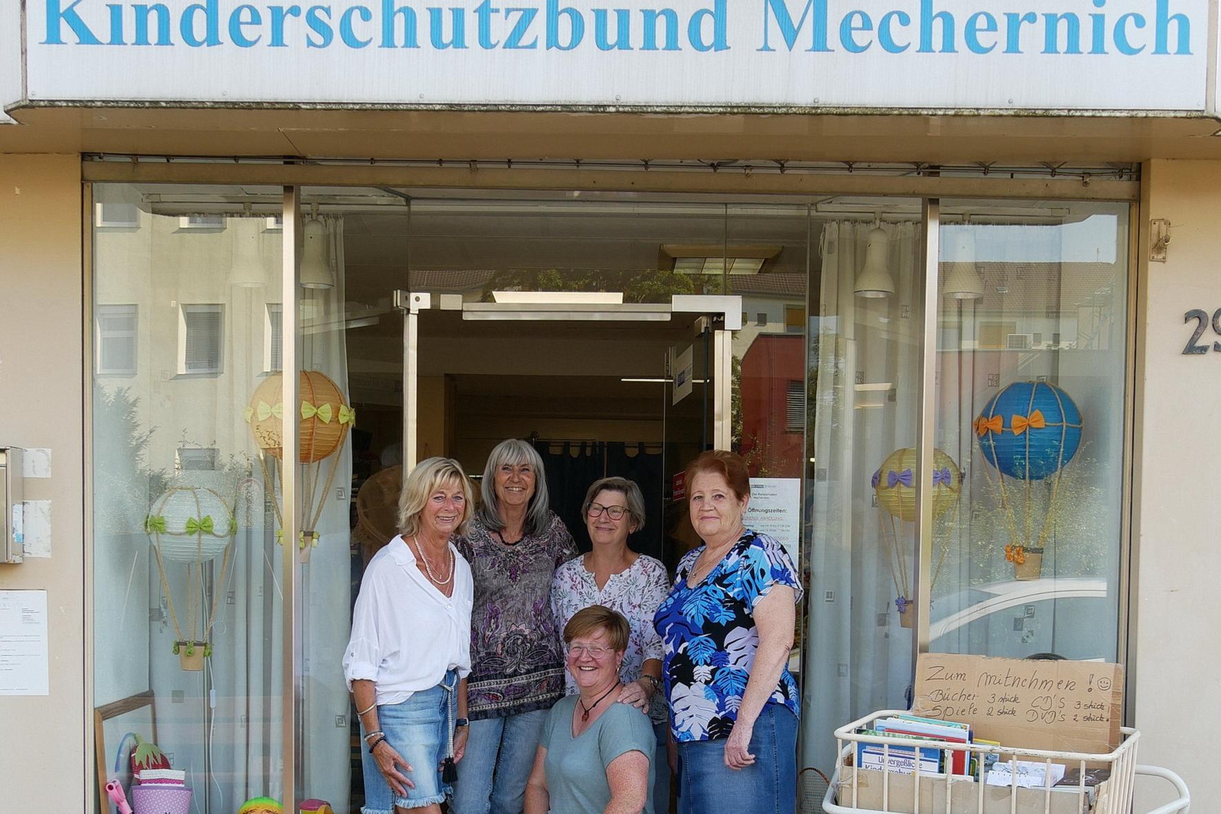 Symbolbild: Ein Militärgeistlicher spendet den Teilnehmern der jährlichen Motorradwallfahrt der Bundeswehr in der Mechernicher Bleibergkaserne den Reisesegen.