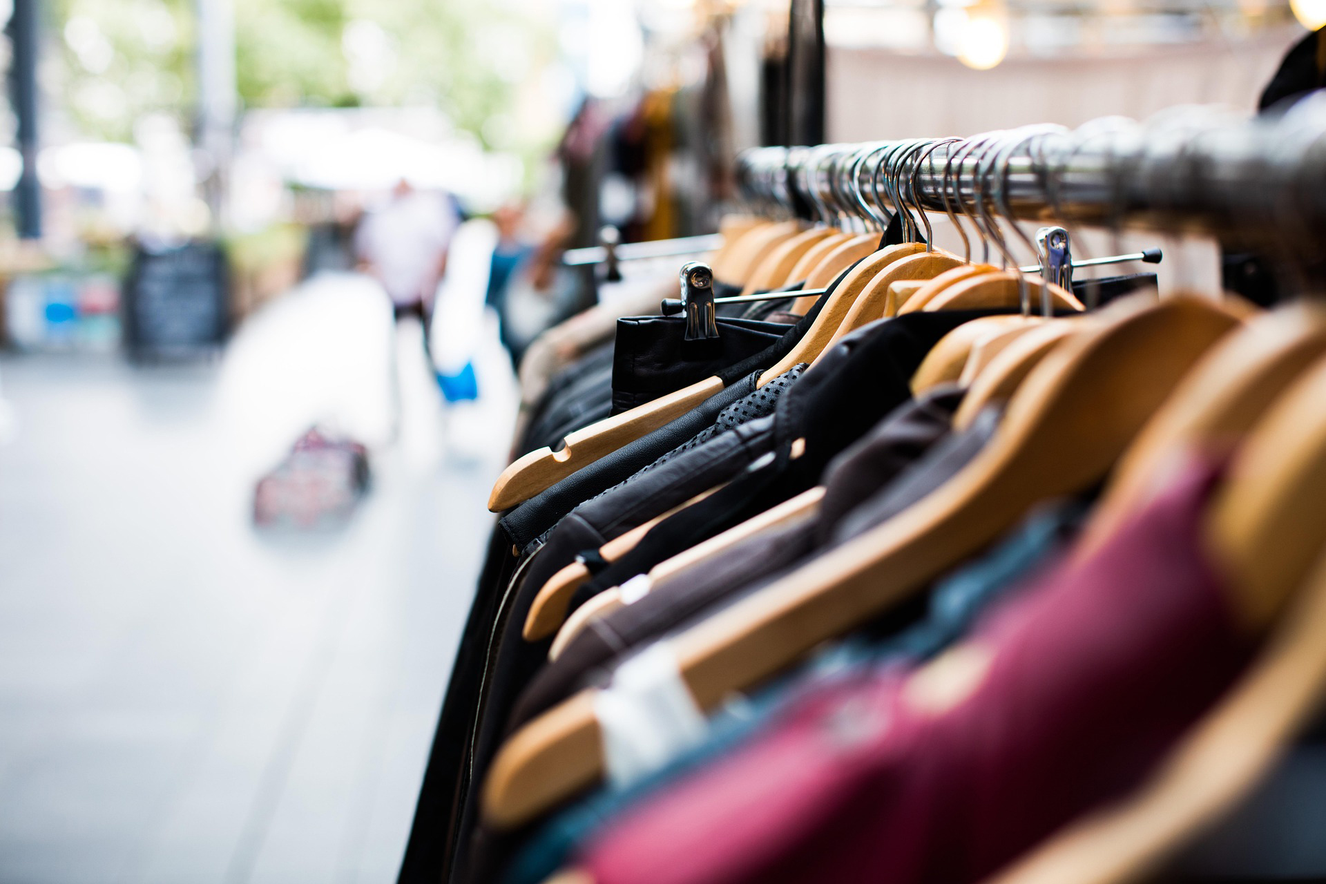 Der Kleiderladen des Mechernicher Kinderschutzbundes nimmt „aktuell und bis auf weiteres keine Kleidung mehr an“ (c) Symbolbild: Pexels/Pixabay/pp/Agentur ProfiPress