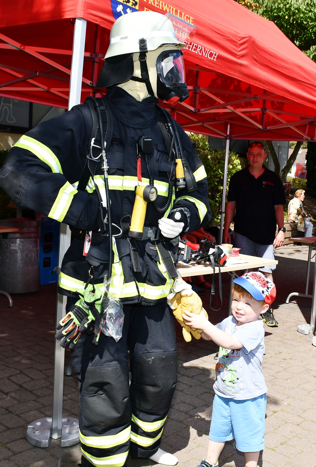 Kleiner Feuerwehrmann ganz groß: Die Freiwilligen Floriansjünger zeigten starke Präsenz beim Stadtfest/Brunnenfest. (c) Foto: Manfred Lang/pp/Agentur ProfiPress