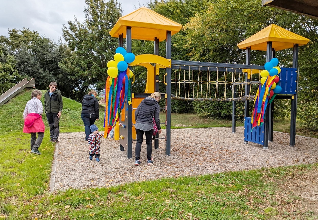 Kinder erobern das neue, zur Einweihung mit Luftballons verzierte Klettergerüst auf dem Holzheimer Mehrgenerationenplatz. (c) Foto: Margret Nießen/pp/Agentur ProfiPress