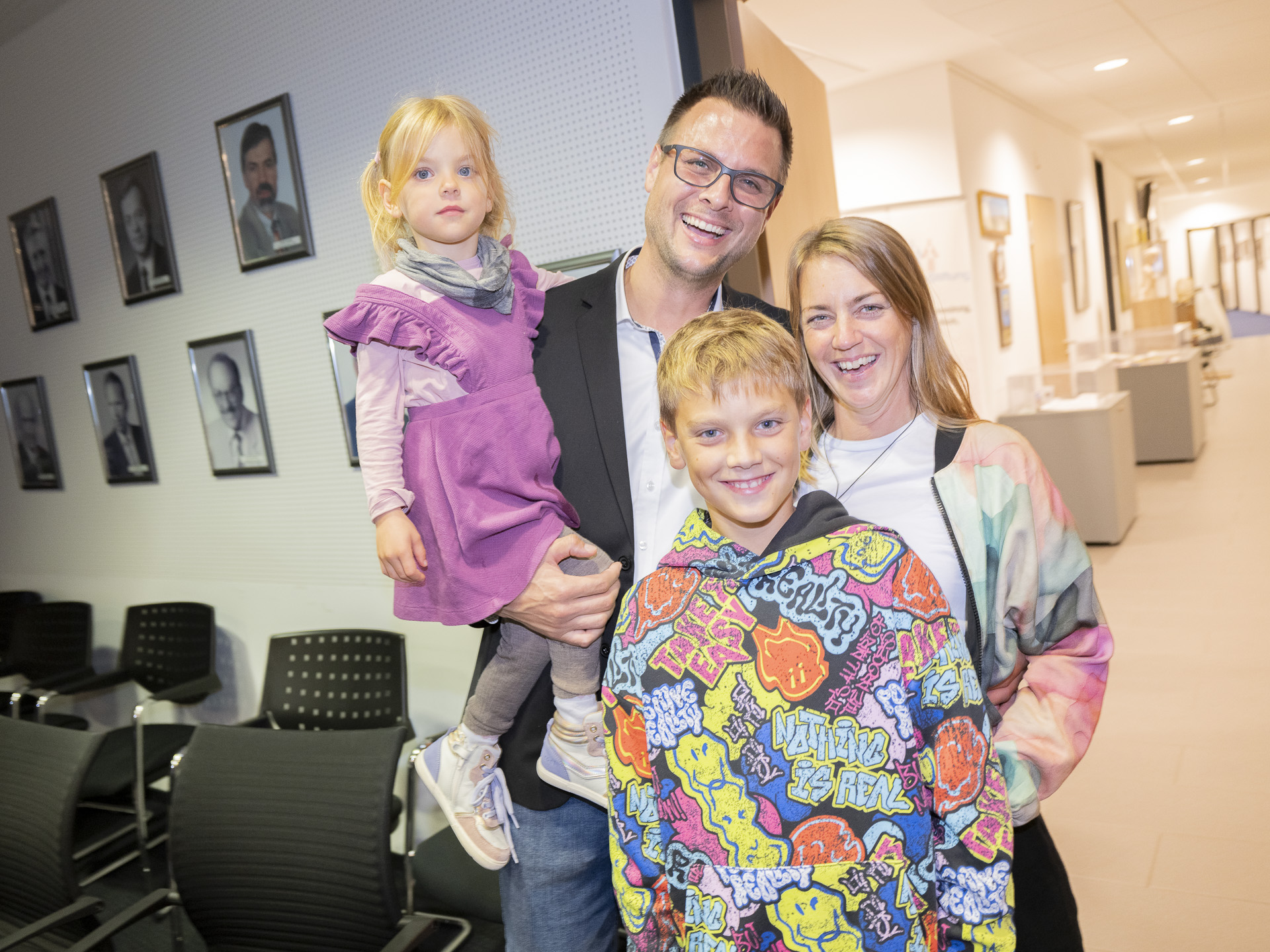 Strahlende Gesichter: Michael Fingel freut sich mit Frau Andrea und den Kindern Maleen (4) und Maximilian (10) über die Wahl zum Mechernicher Bürgermeister. (c) Foto: Ronald Larmann/pp/Agentur ProfiPress