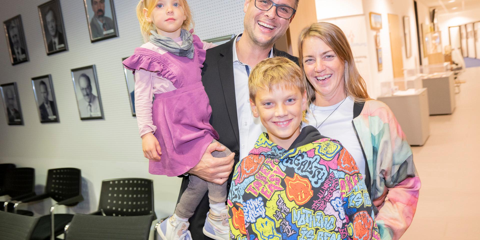 Strahlende Gesichter: Michael Fingel freut sich mit Frau Andrea und den Kindern Maleen (4) und Maximilian (10) über die Wahl zum Mechernicher Bürgermeister.