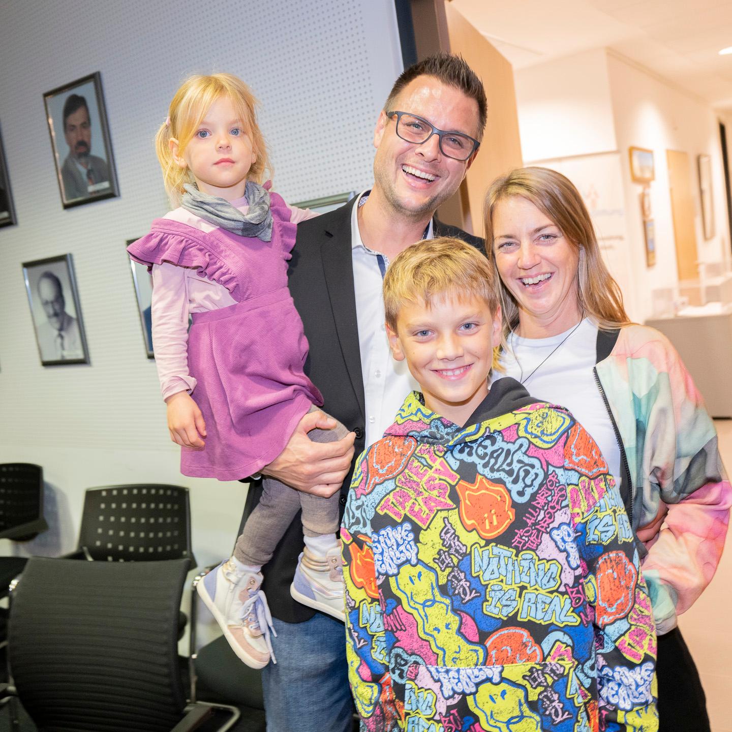 Strahlende Gesichter: Michael Fingel freut sich mit Frau Andrea und den Kindern Maleen (4) und Maximilian (10) über die Wahl zum Mechernicher Bürgermeister.