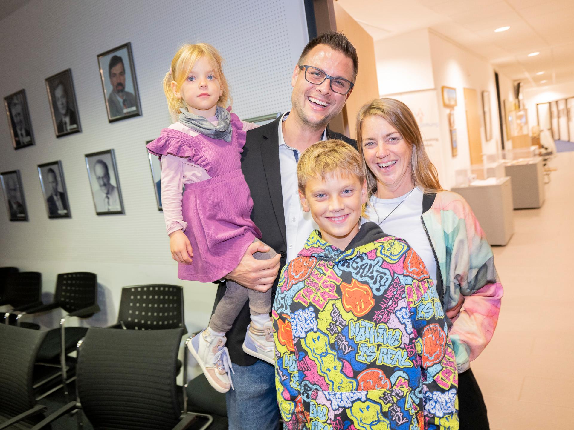 Strahlende Gesichter: Michael Fingel freut sich mit Frau Andrea und den Kindern Maleen (4) und Maximilian (10) über die Wahl zum Mechernicher Bürgermeister.