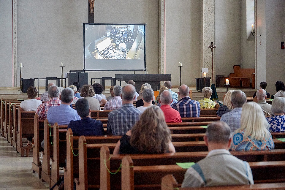 Hören und sehen: Per Videoleinwand konnten die Konzertbesucher mitverfolgen, was sich auf der Orgelempore der Kirche St. Johannes Baptist abspielte. (c) Foto: Stephan Everling/pp/Agentur ProfiPress