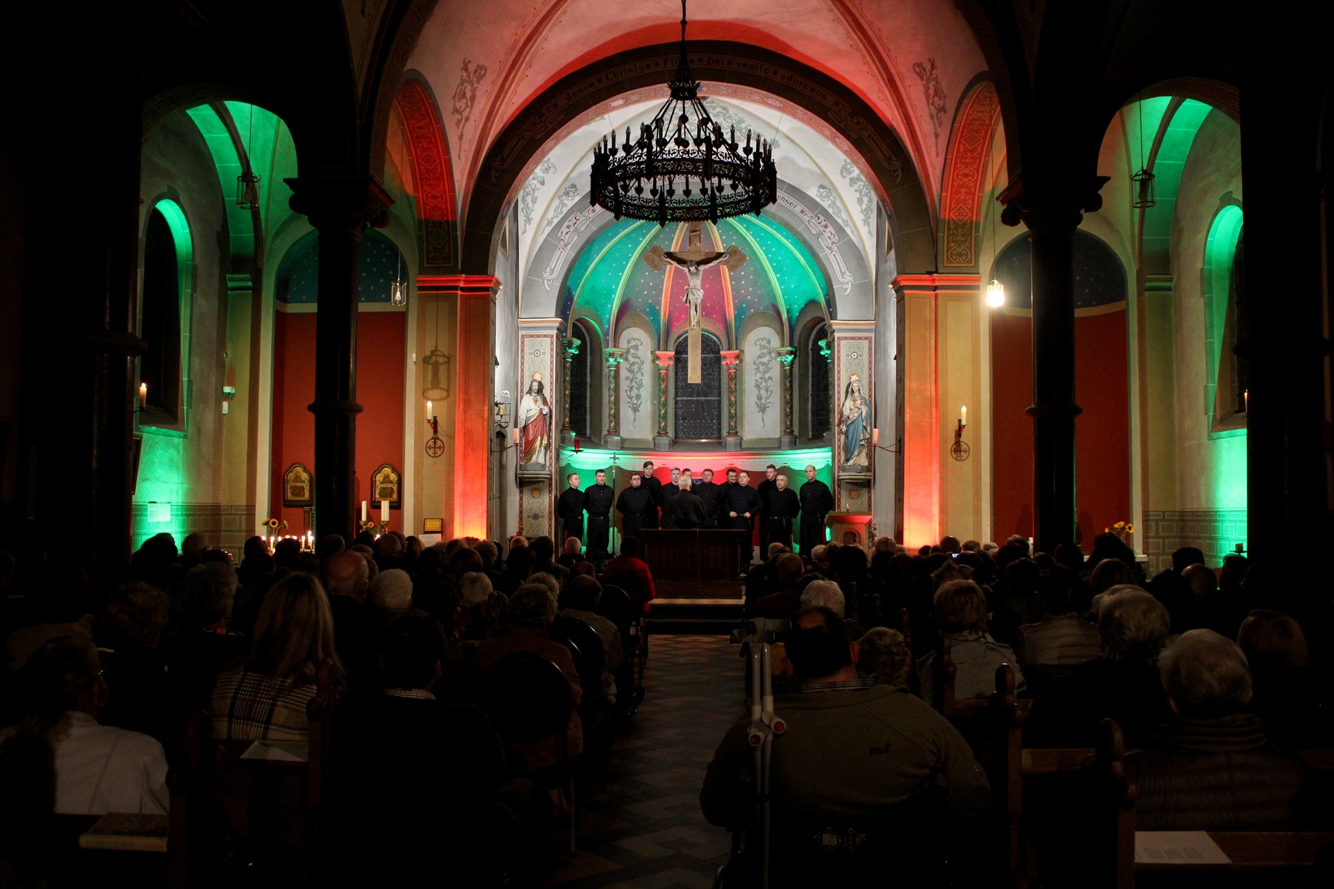 Die Pfarrkirche St. Georg in Kallmuth war ausverkauft und für den Abend herrlich illuminiert worden. Die Atmosphäre war beeindruckend. (c) Foto: Thomas Schmitz/pp/Agentur ProfiPress