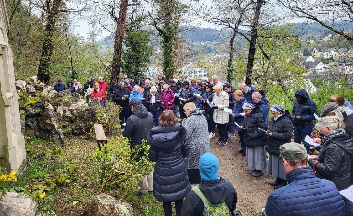 Jahrzehnte pilgerten Mechernicher Christen mit der Communio in Christo auf dem bekannten Kreuzweg in Alendorf zum Kalvarienberg, jetzt bereits das zweite Mal auf dem 1863 vollendeten neugotisch gestalteten Kreuzweg in Adenau.